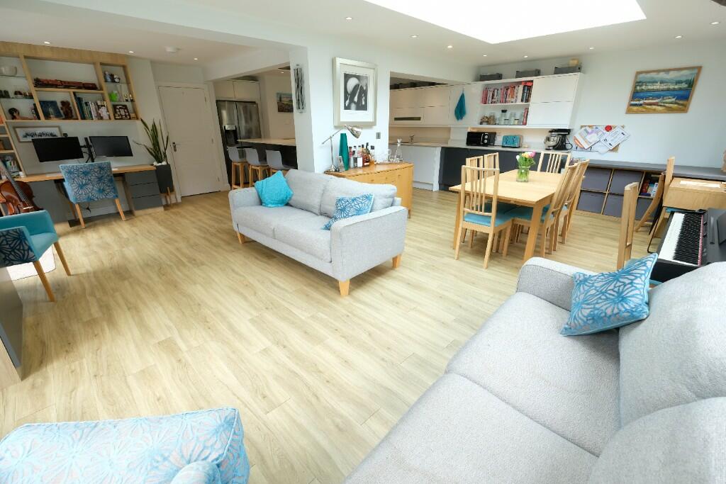 OPEN PLAN ROOM