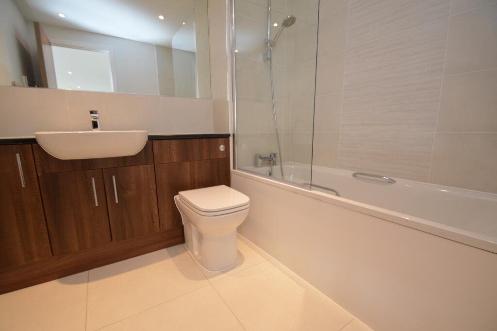 36 Zenith Bathroom.J