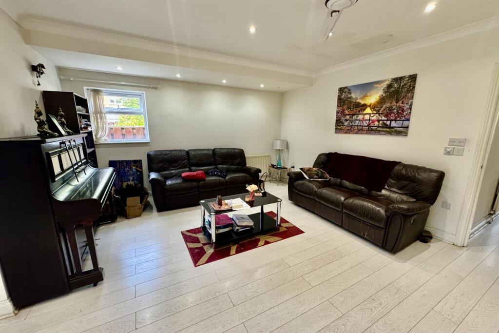 lounge1.jpg