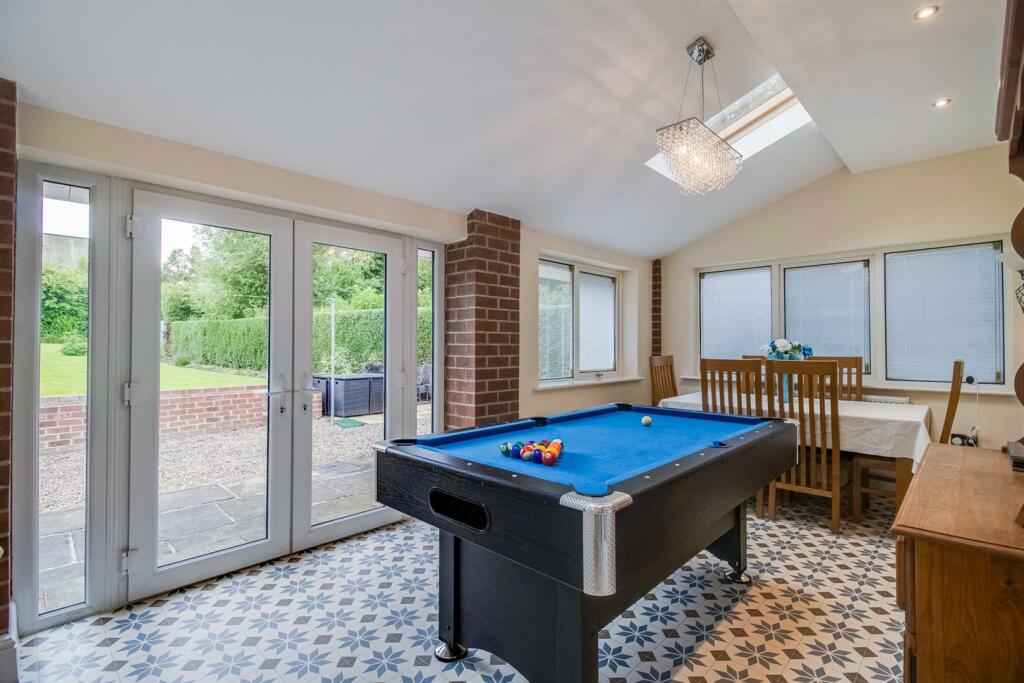 DINING/GAMES ROOM