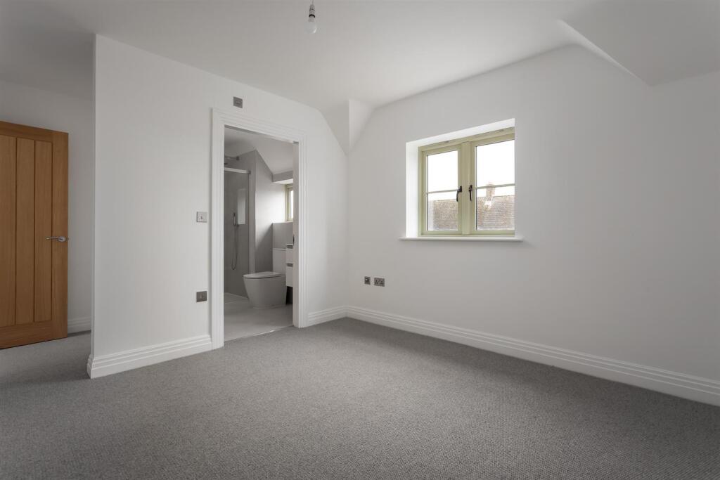 39 - Baddeley House - GL54 4NE - Web.jpg