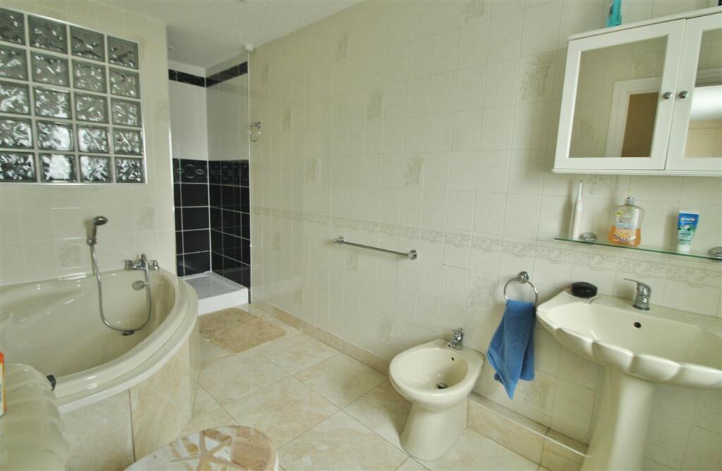 EN-SUITE BATHROOM
