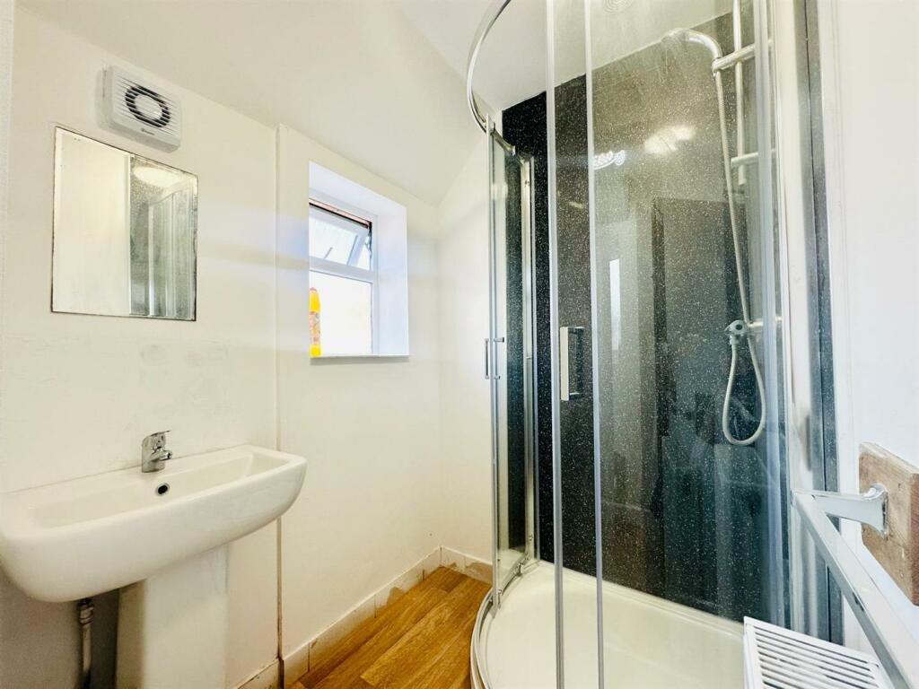 Bathroom next to bedroom 3