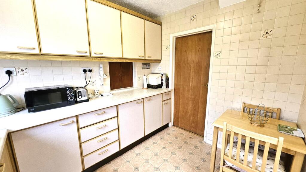 Kitchen 2.jpg