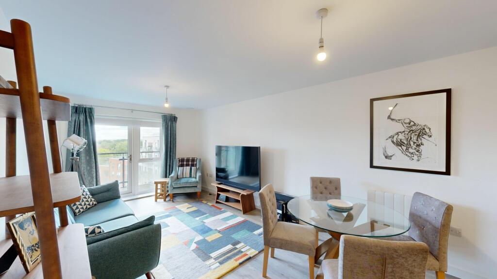 Lounge/dining/kitchen area
