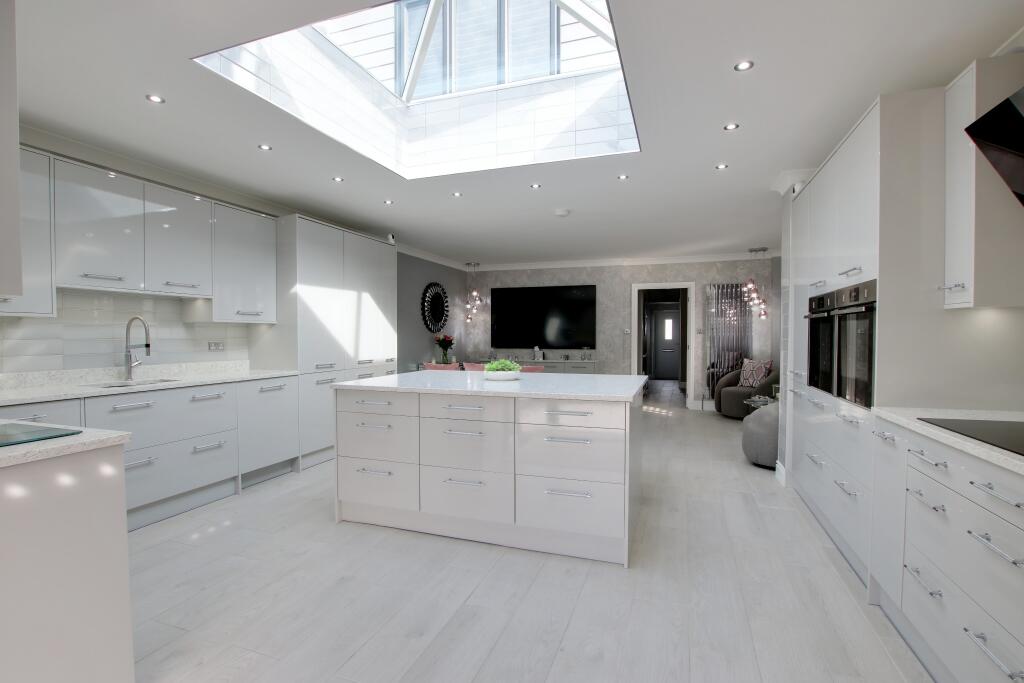 KITCHEN/DINER/FAMILY ROOM