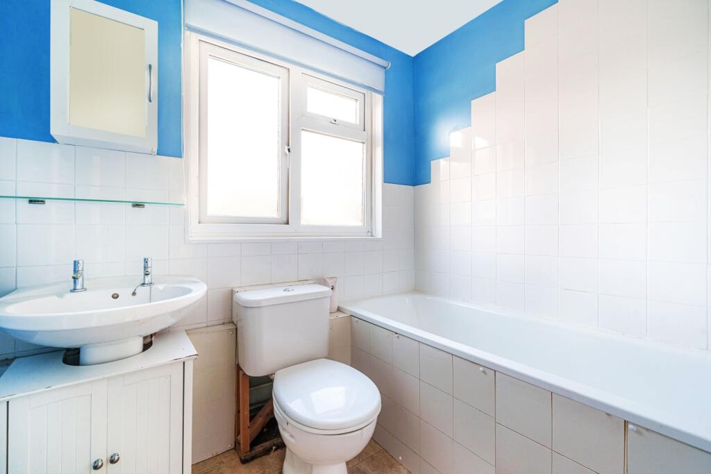 Bathroom  - 6¿11¿ x 5¿8¿  221m x 173m