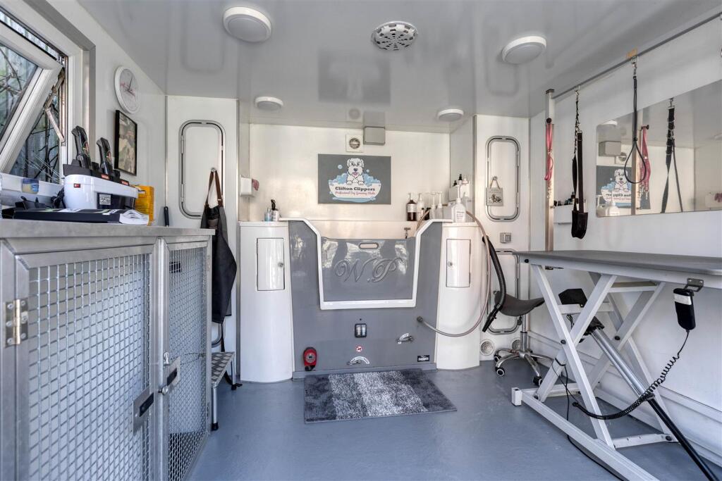 Hub currently dog groomers