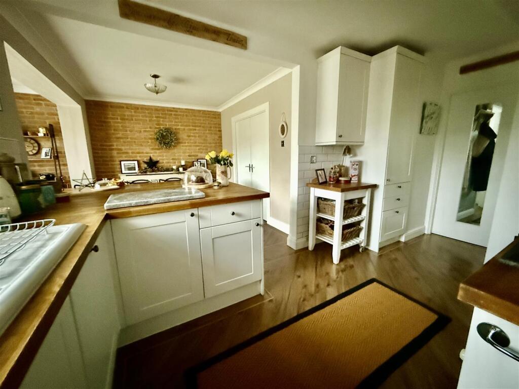 KITCHEN &amp; DINER