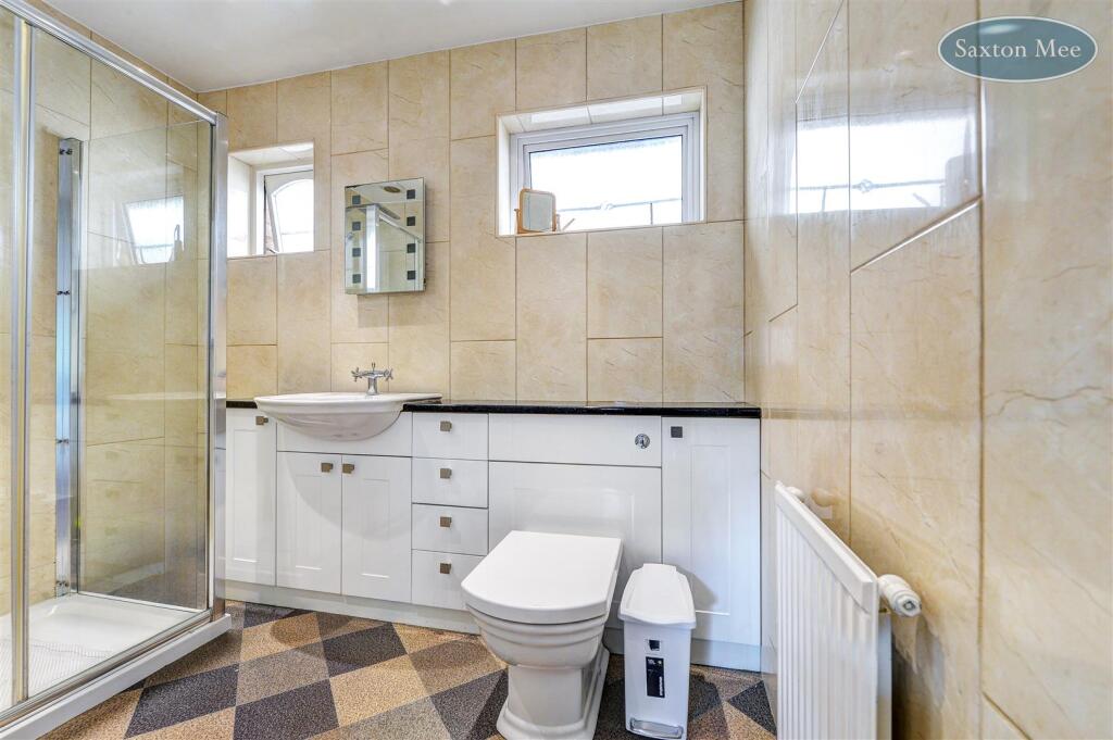 18 pen nook bathroom 7844.jpg