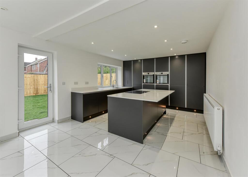 3 Yew Tree Lane-APR24-kitchen1.jpg