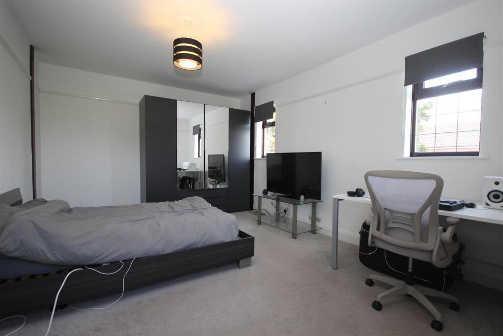 BEDROOM 2
