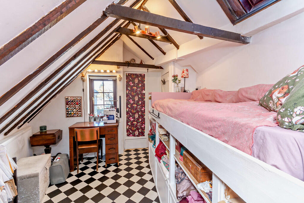 8636982-interior1...