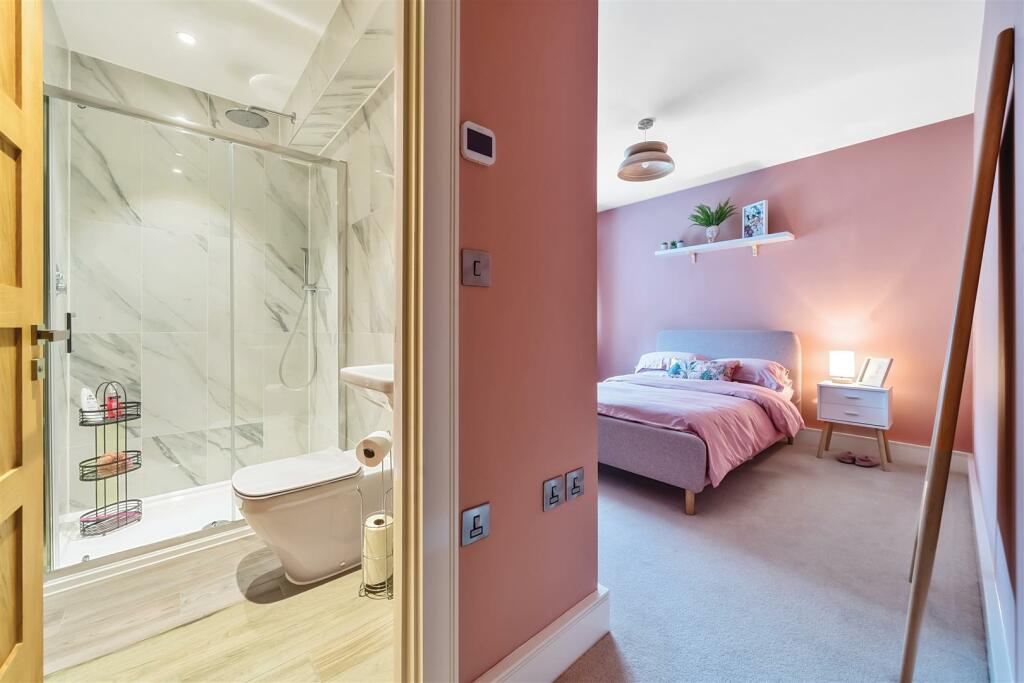 Ivy Glen Bed 2 Ensuite.jpg