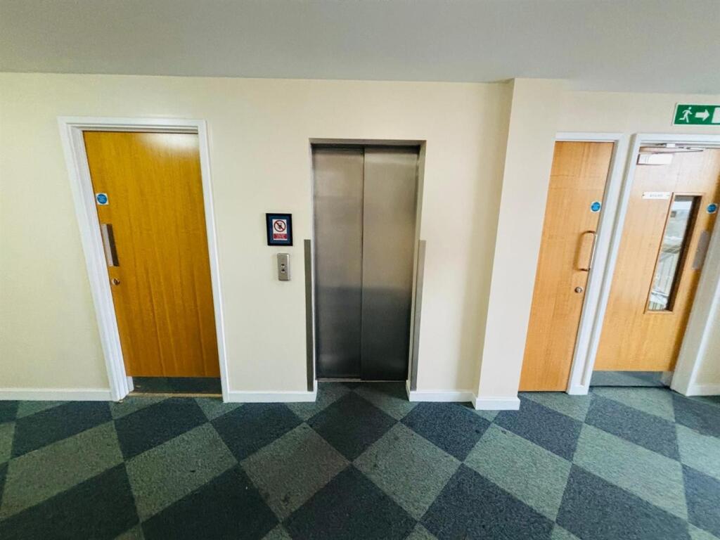 Entrance / Lobby: