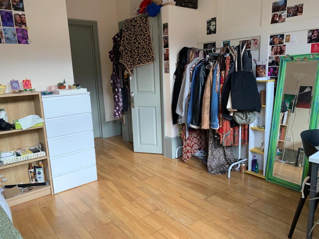 A bright and well-kept double bedroom featuring...