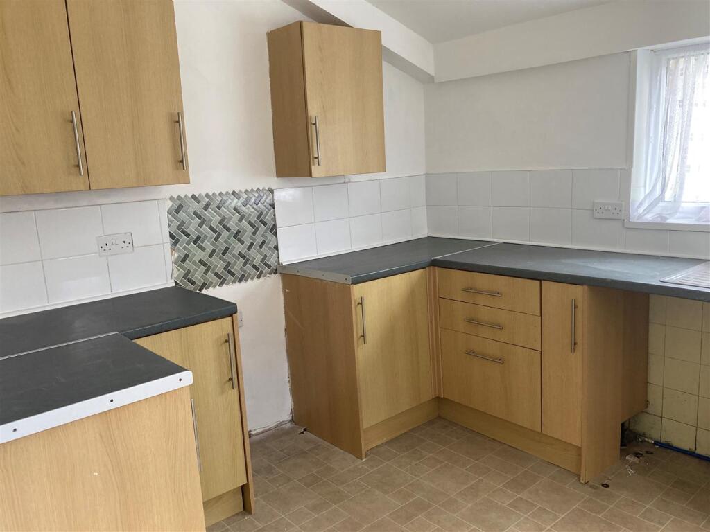 8 Phyllis Street - kitchen 2.jpg