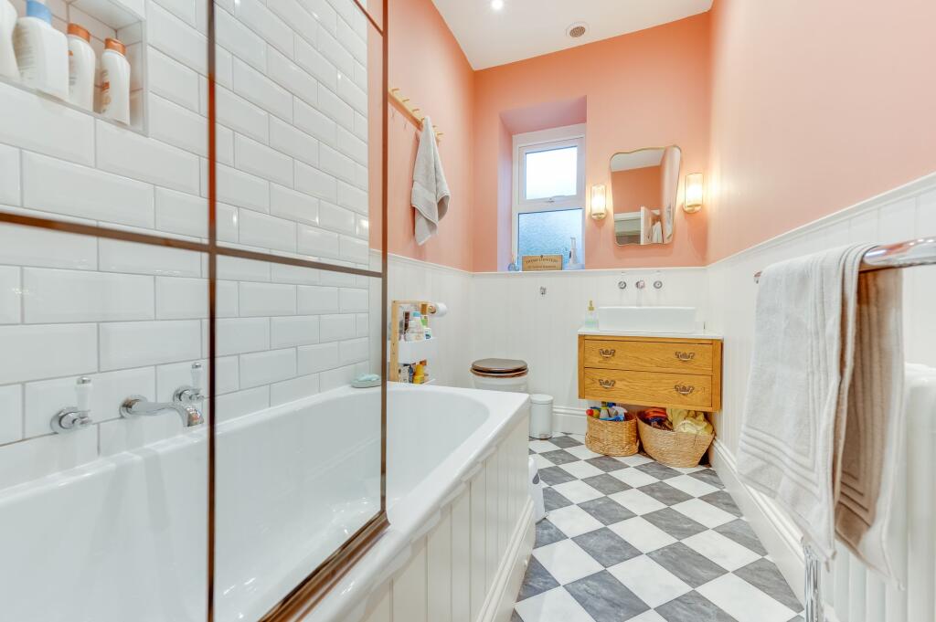 THREE DOUBLE BEDROOMS AND FABULOUS BATHROOM