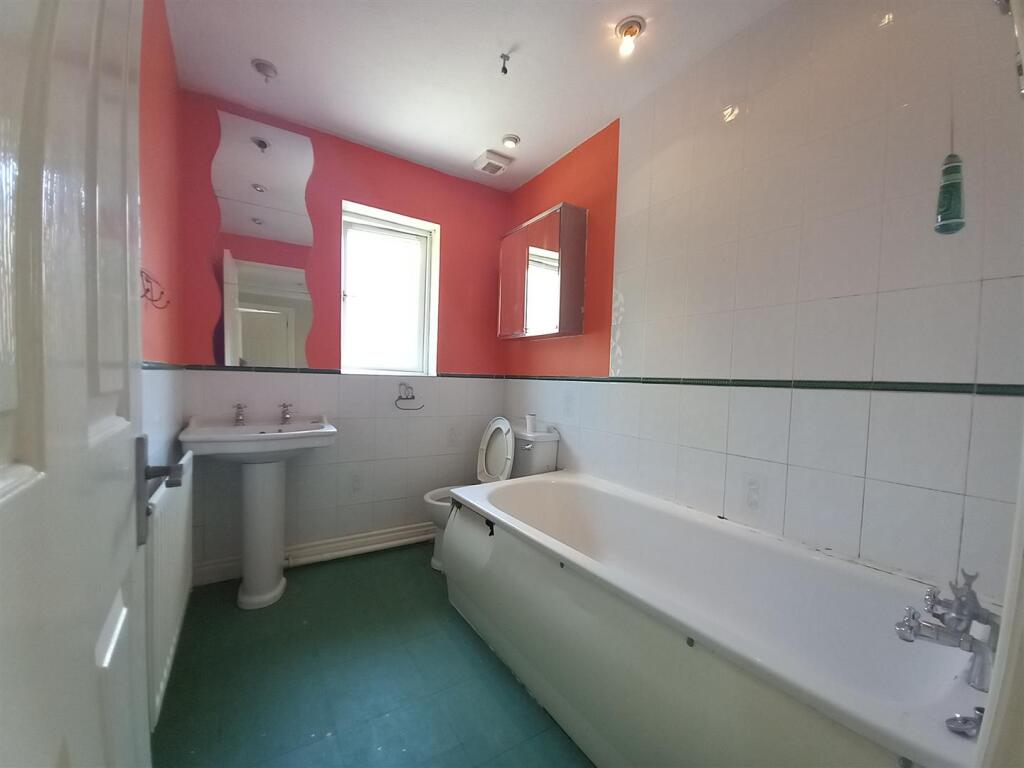 12 Drake Close Bathroom.jpg