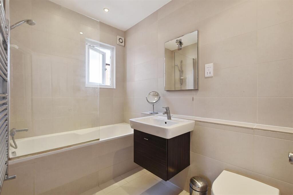 01-57a4GCWT - Flat B 27 Leghorn Road - Bathroom -O