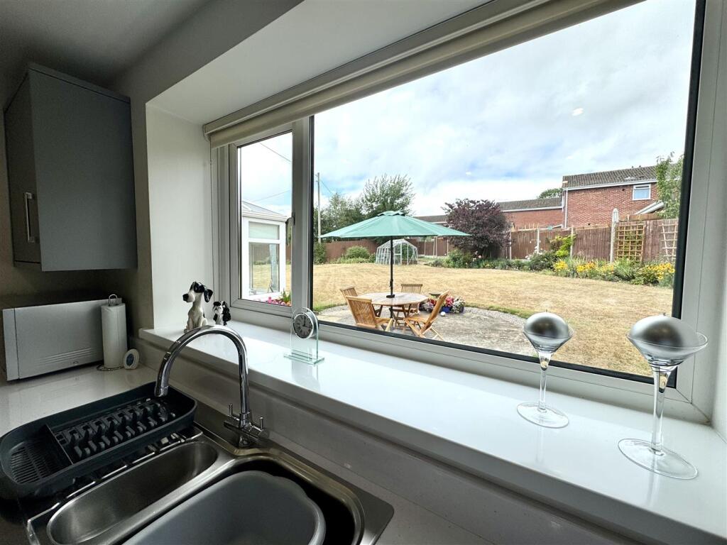 KITCHEN/BREAKFAST ROOM