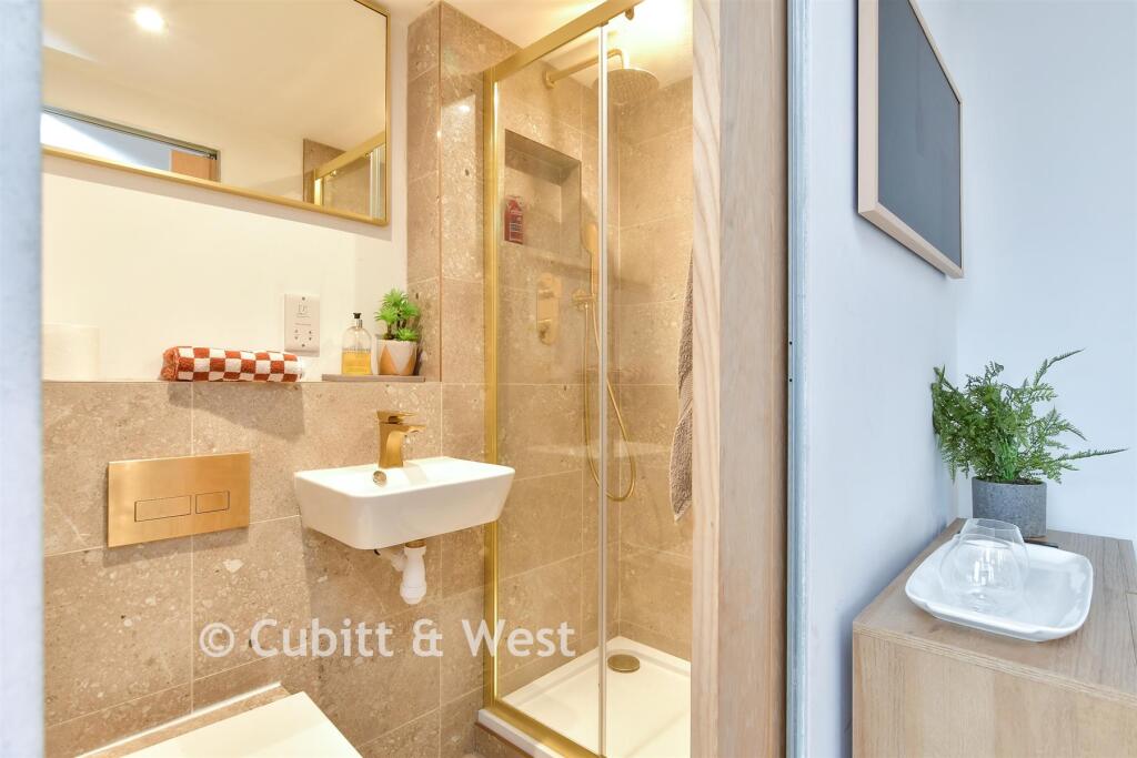Annexe Shower Room
