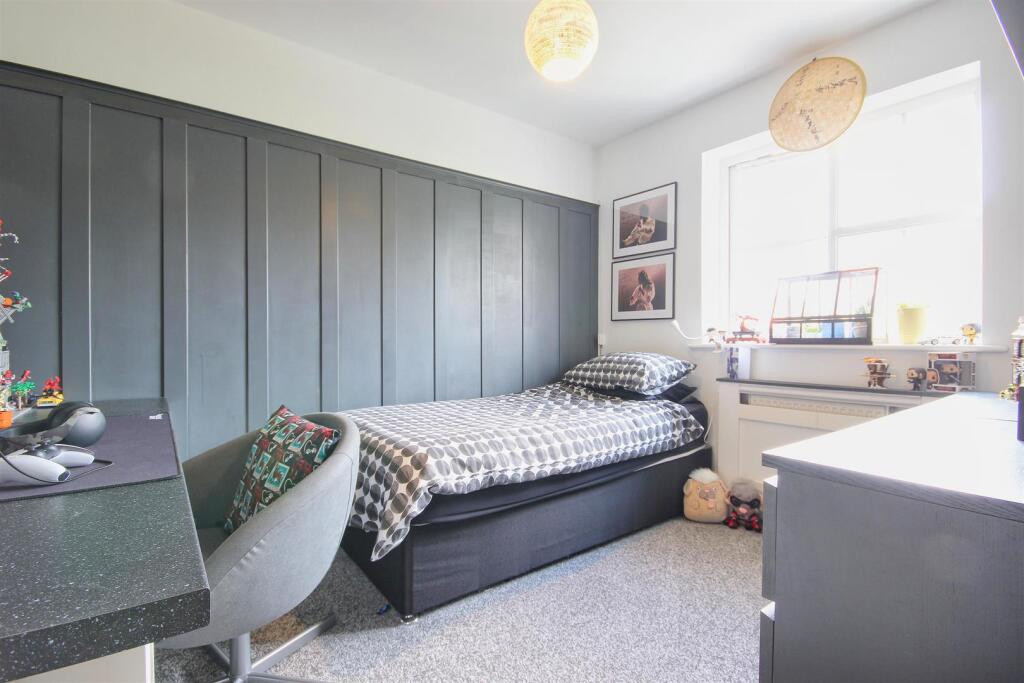 BEDROOM 2 (REAR)