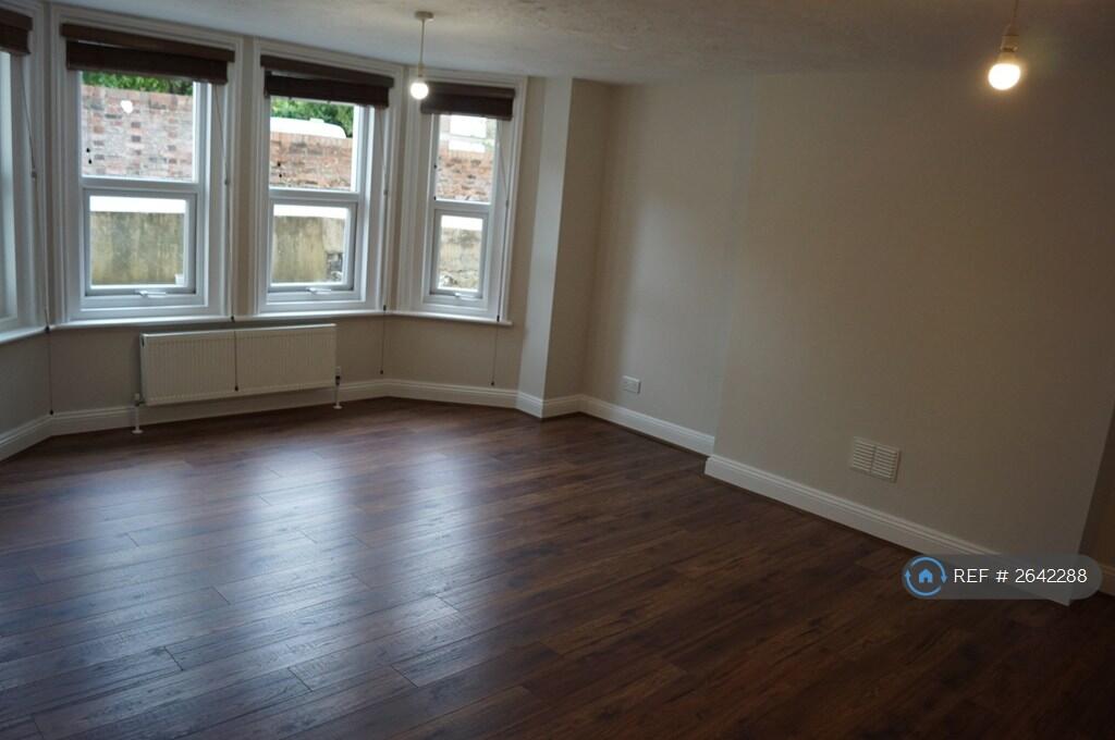 1st Bedroom Photo 5
