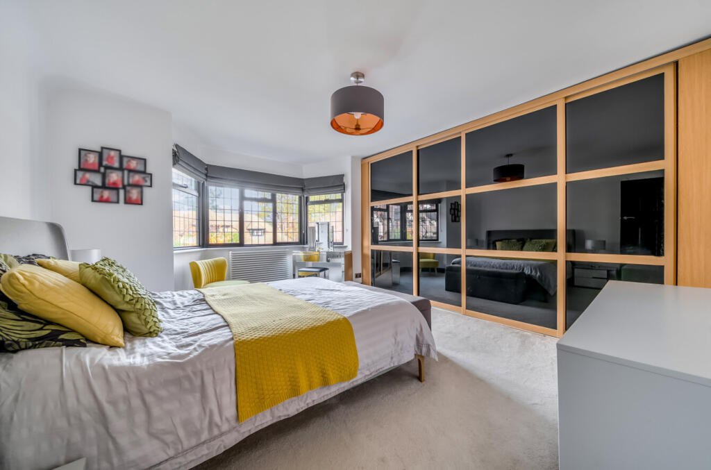 1374280-16-690e5d...