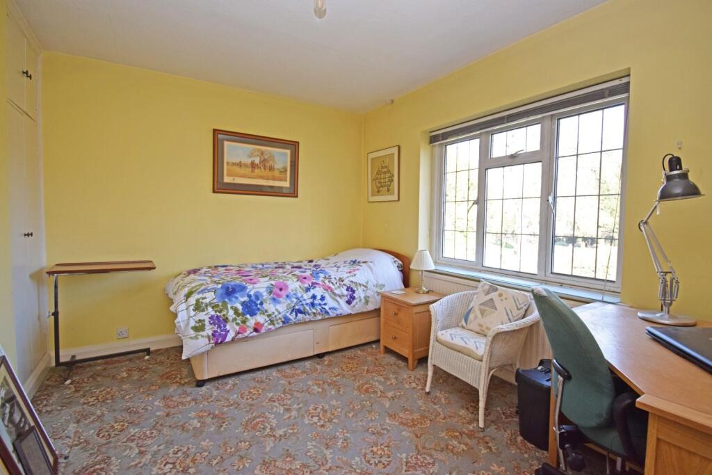 44 Church Road, bed 2.jpg