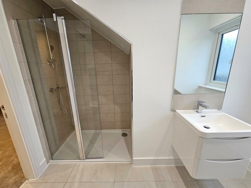 ENSUITE  SHOWER ROOM