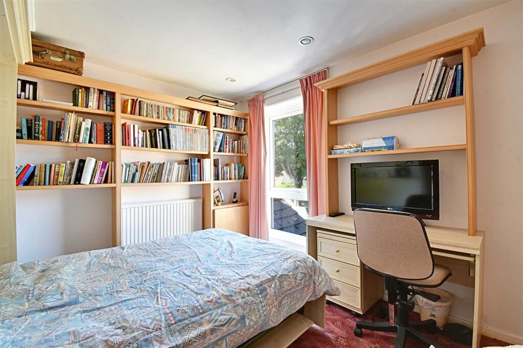 Bedroom 1_1.jpg