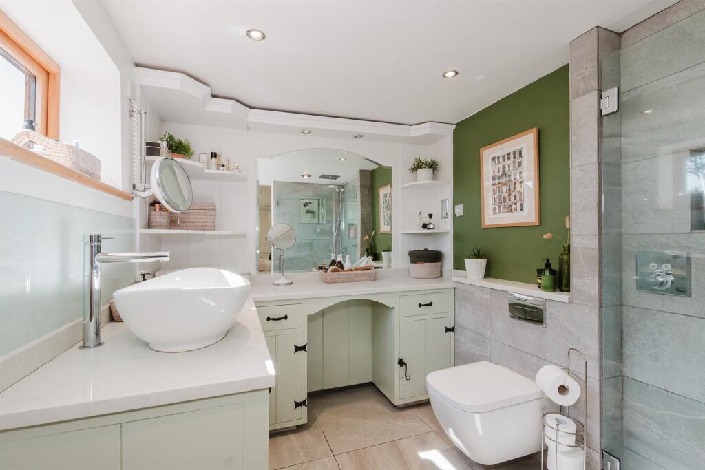 En suite to master bedroom