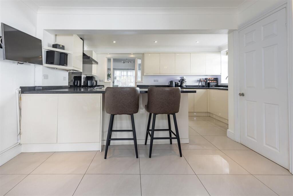 3 New Farm Dr (14).jpg