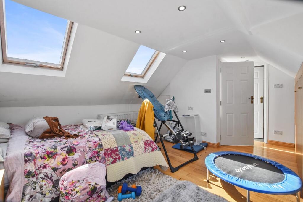 03-be58GCRXS - 20 Wise Lane - Bedroom - Original (