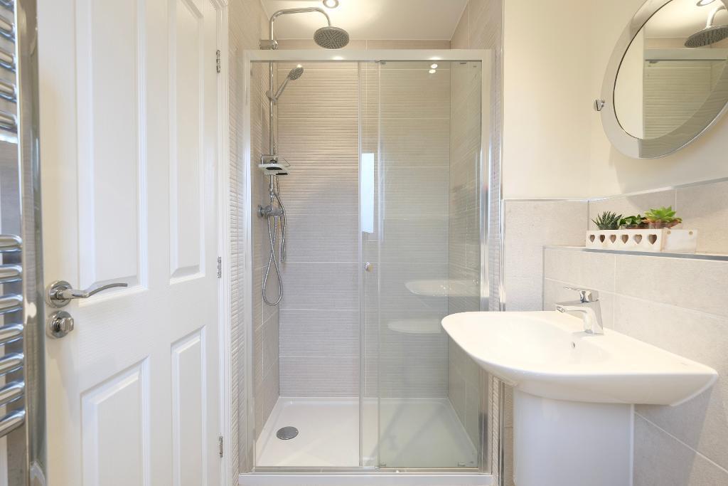 En suite shower (Bedroom 2)