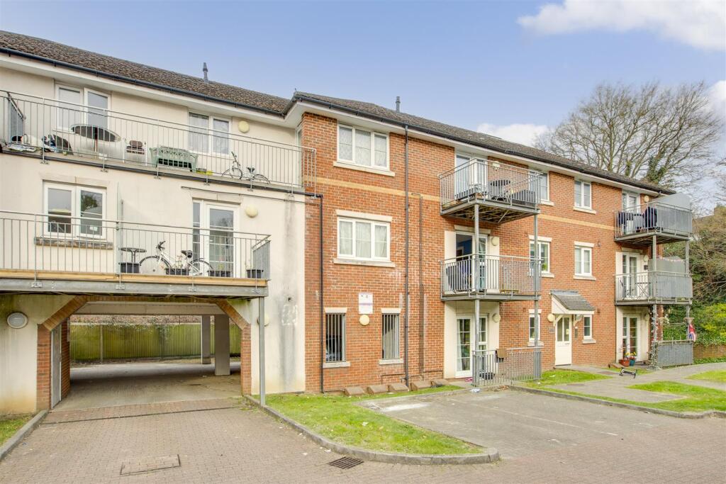 21 Greengate, Chairborough Road, HP12 3GZ-11.jpg