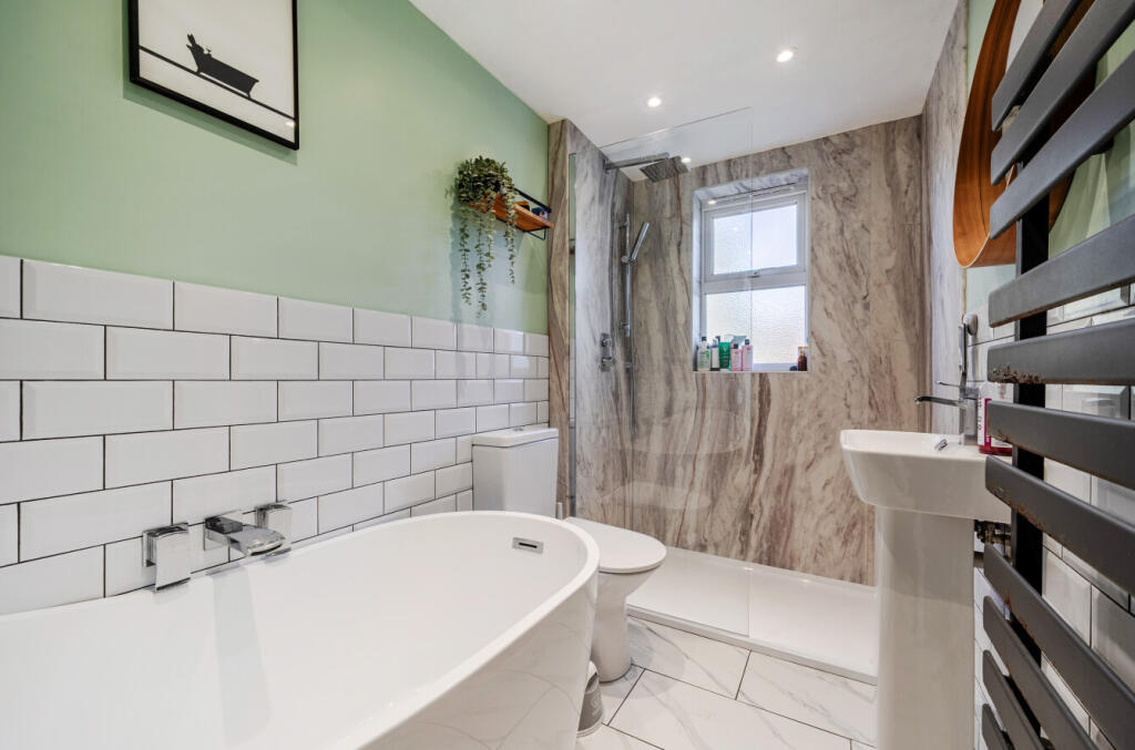 1395855-16-695e5b...