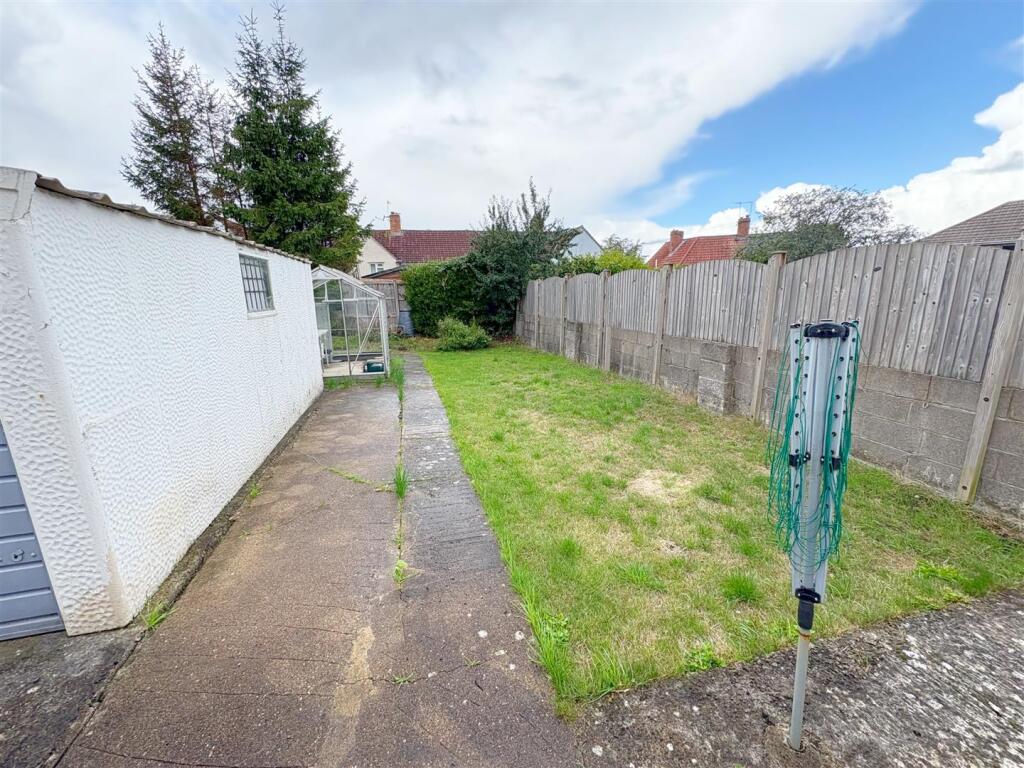 Rear garden and garage.jpg