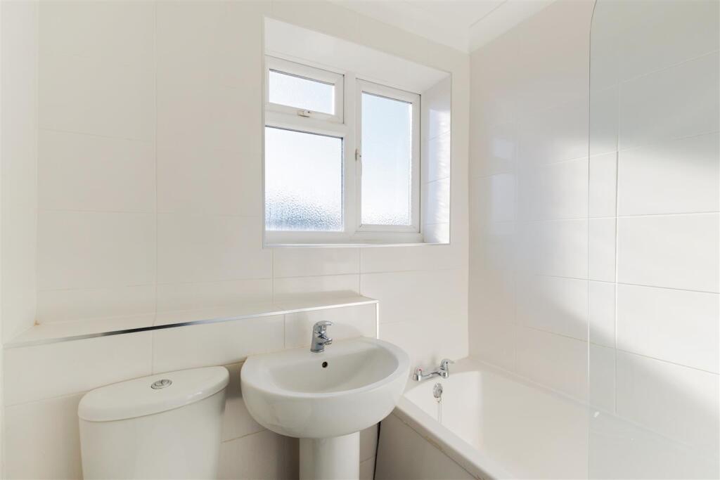 85374_Flat 2 18A High Street  (18).jpg