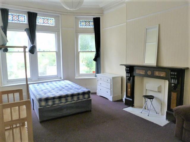 DOUBLE BEDROOM