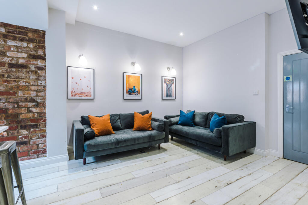 27 Woodcroft Road Living room 5