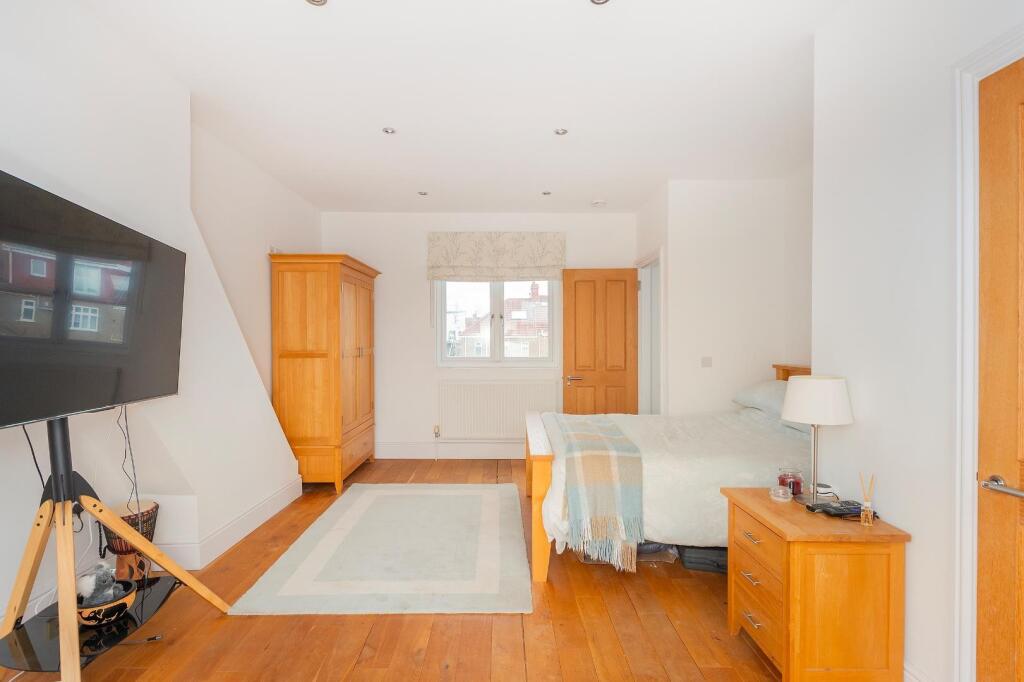 2W4RKE - Bedroom K.jpg