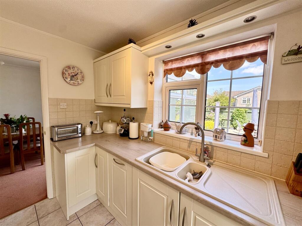 Kitchen 2.jpeg