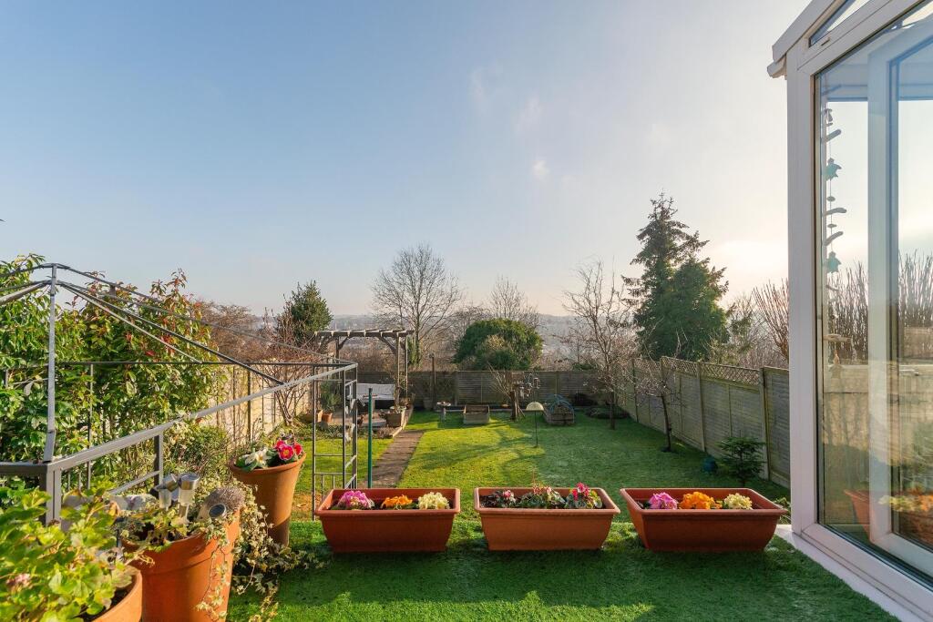 2Q6RKE - External M.jpg