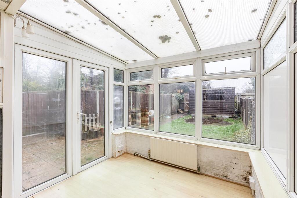 10 Royston Avenue, Byfleet, KT14 7PR - 6.jpg