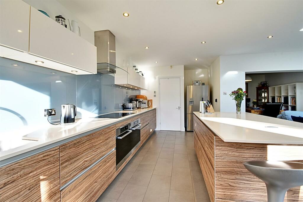Kitchen 2.jpg