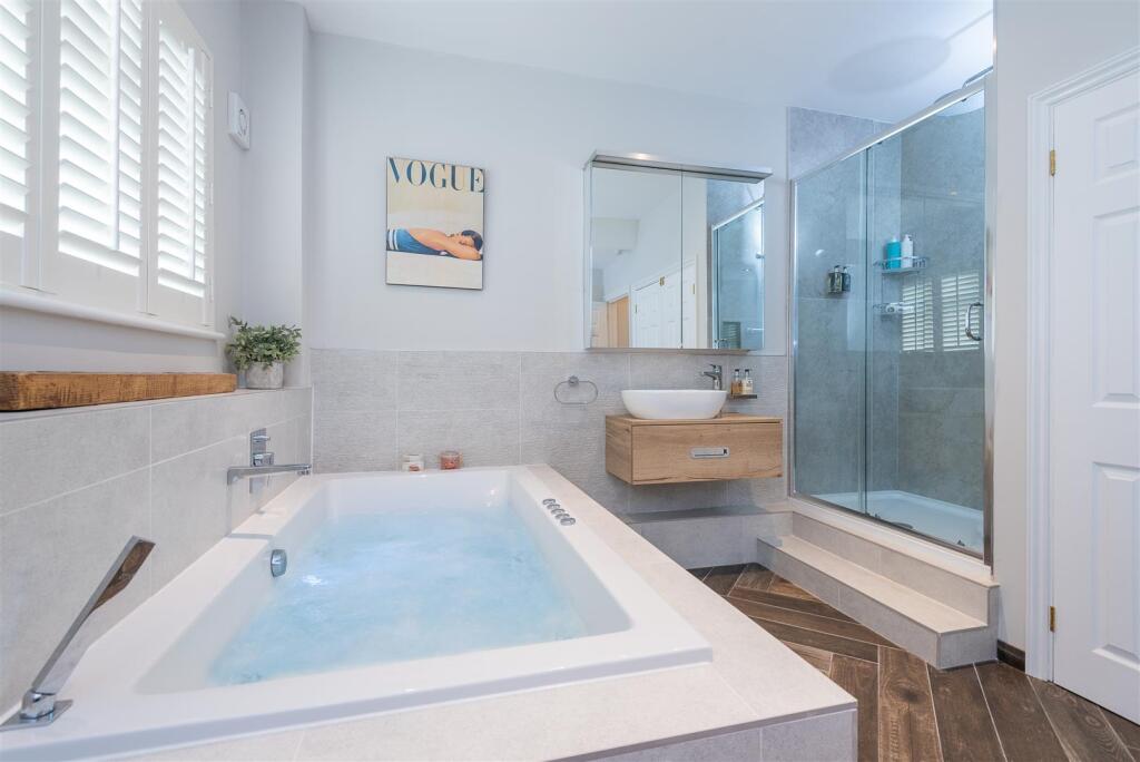 Bathroom 1.jpg