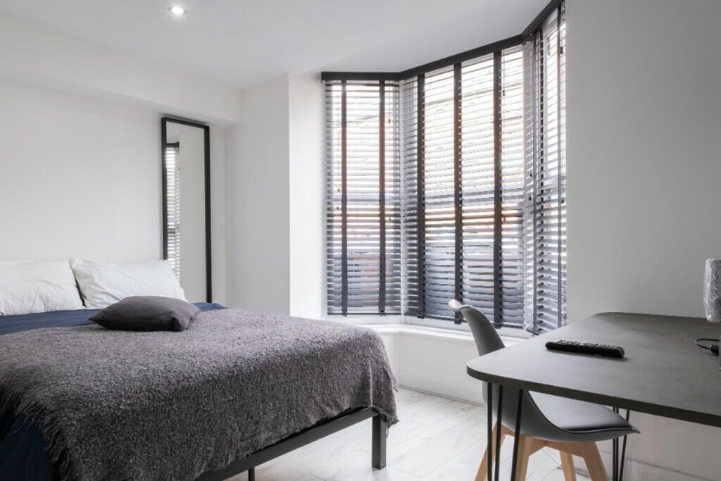 A spacious and well-lit large double bedroom fe...