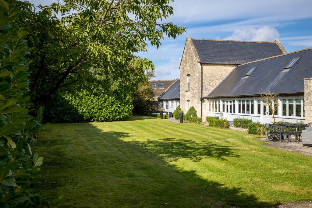 8 - Long Barn - GL54 3QY - Web.jpg